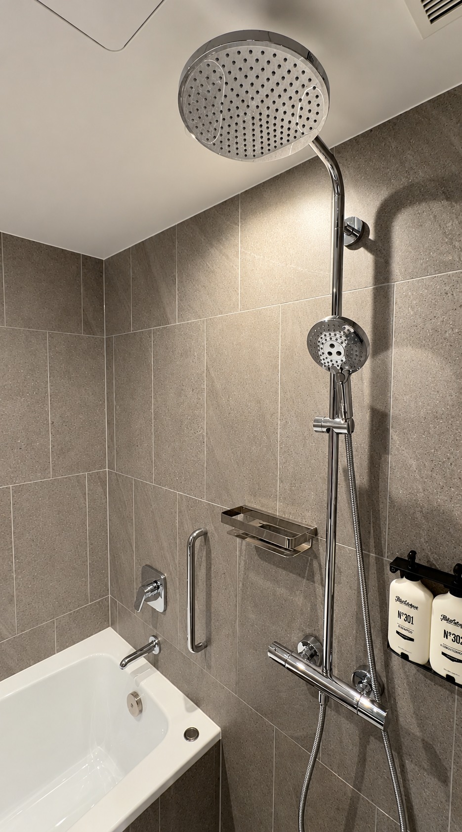 Rain shower, handheld shower and bathtub in our Hotel Indigo Tokyo Shibuya bathroom