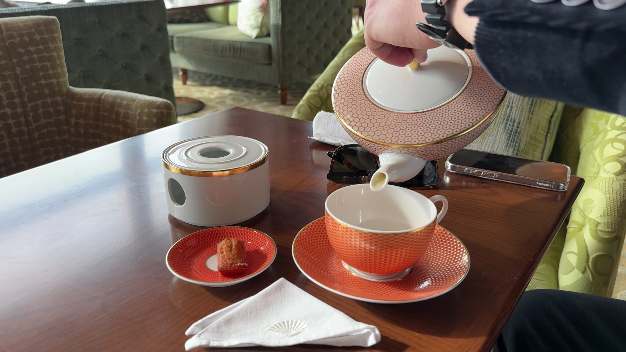 A member of staff pouring tea in the Mandarin Oriental Tokyo lounge